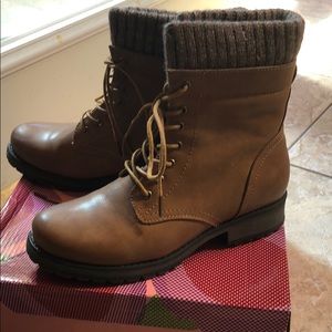 Via pinky brown lace up boot 7.5